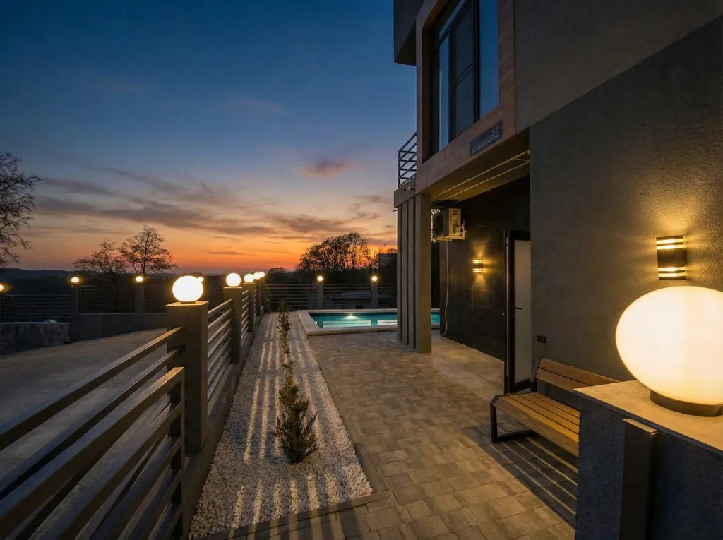 Трехэтажный коттедж с баней и бассейном