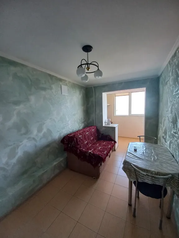 С панорамным видом на море и гору медведь (аю-даг)