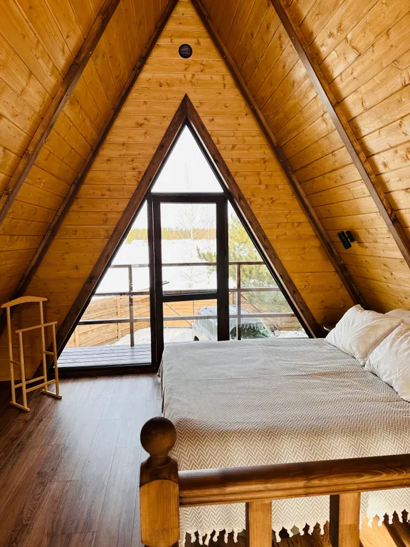 Дом с баней и банным чаном на краю соснового леса