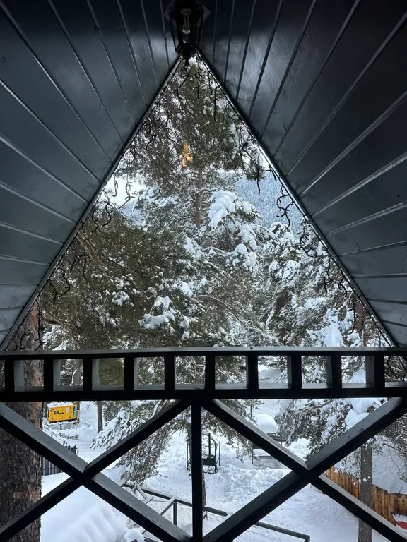 А-фрейм с видом на горы и лес