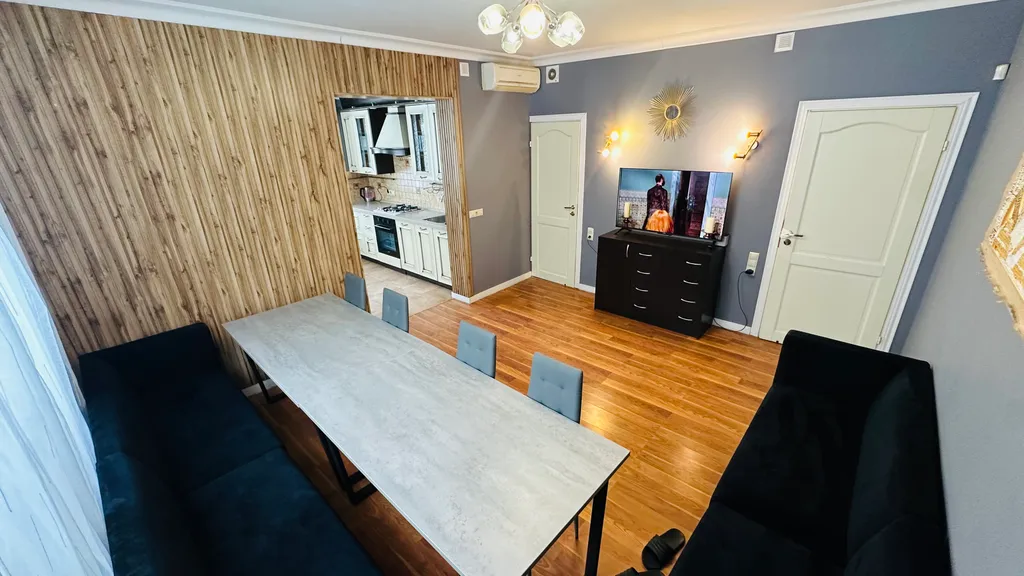 Дом с бассейном у леса