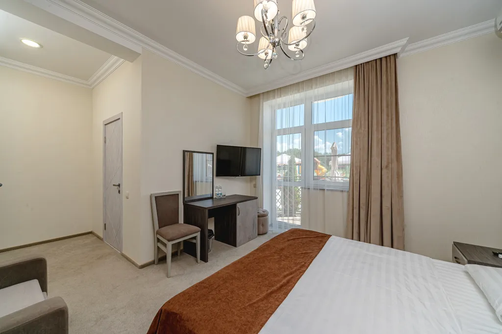 Трехместный комфорт с французским балконом и видом на бассейн и парк