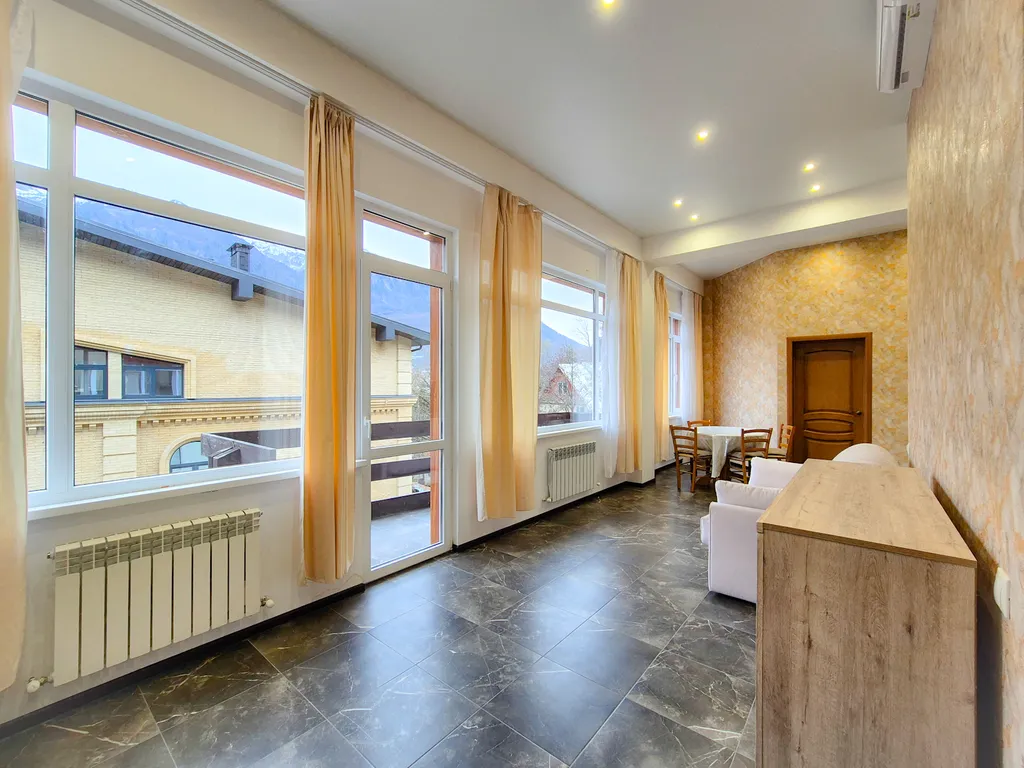 Просторная квартира с видом на горы