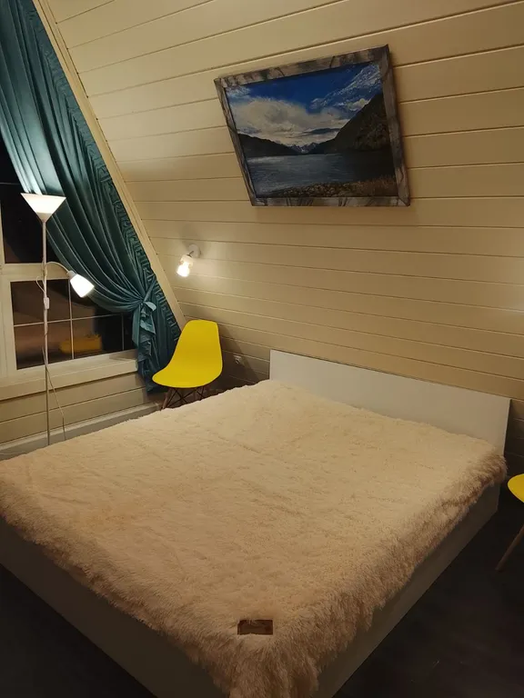 Большой дом А-Фрейм среди молодого елового леса