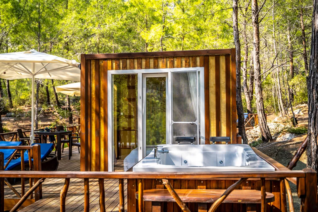 Бунгало в сосновом лесу на берегу Средиземного моря, Турция