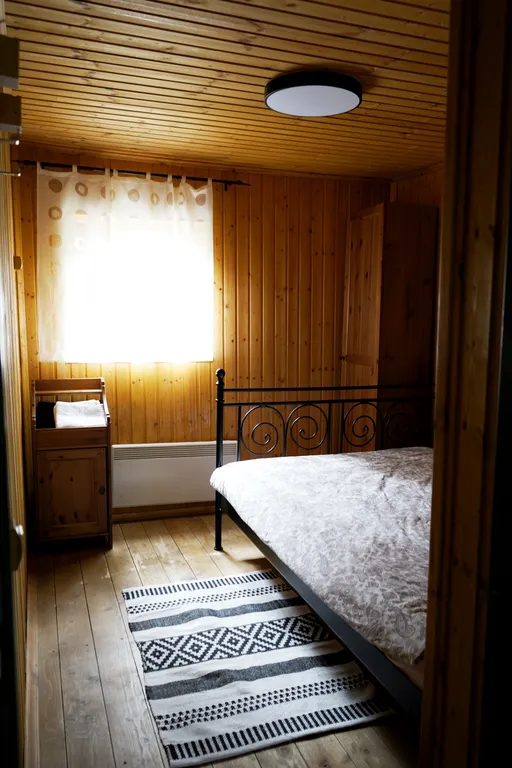 Большой дом с сауной на берегу реки Тулома с собственной территорией