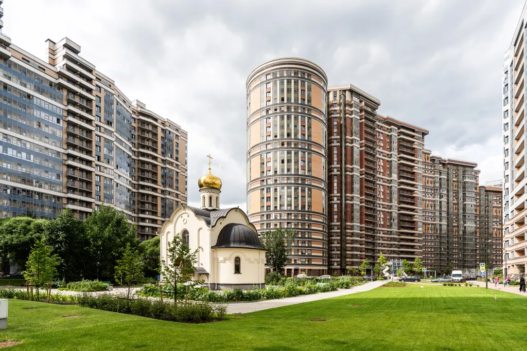 Уютная студия с камином у метро