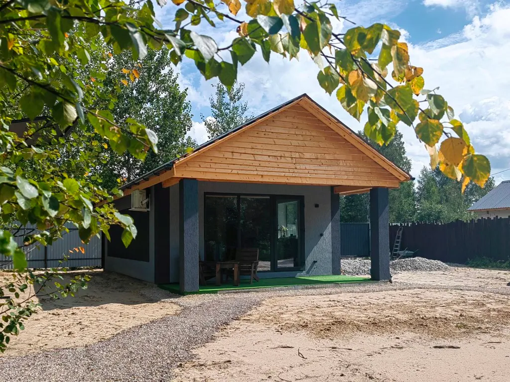 Уединенный домик возле леса