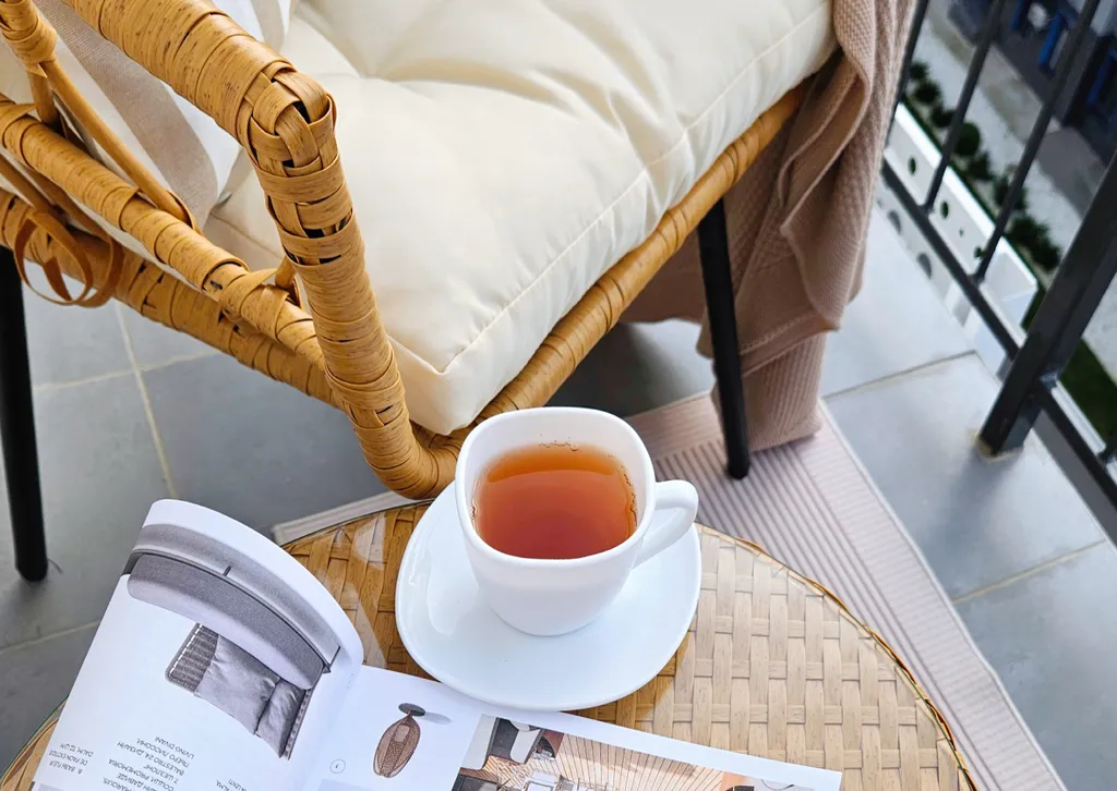 Уютная студия с проектором между морем и горами