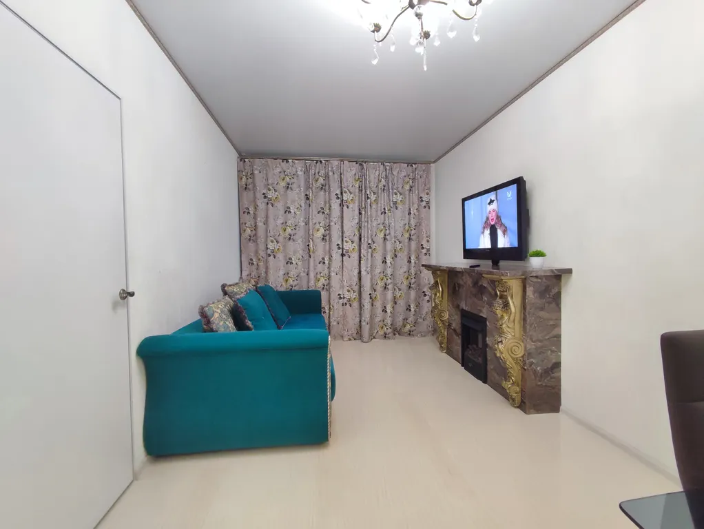 Современная уютная квартира с камином