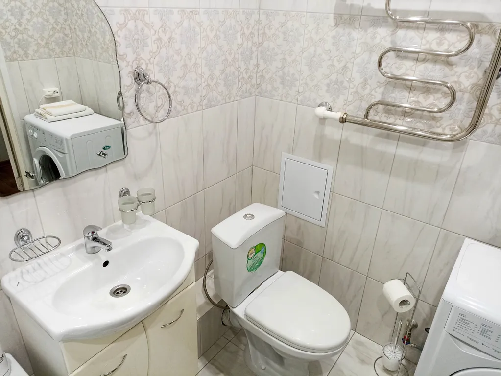 Стильная просторная квартира с модными кроликами в Орбите