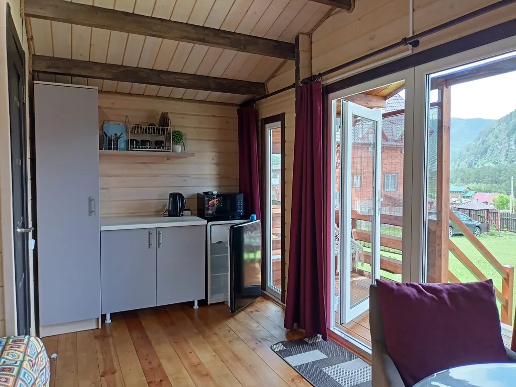 Трехместный улучшенный гостевой дом с видом на горы 3