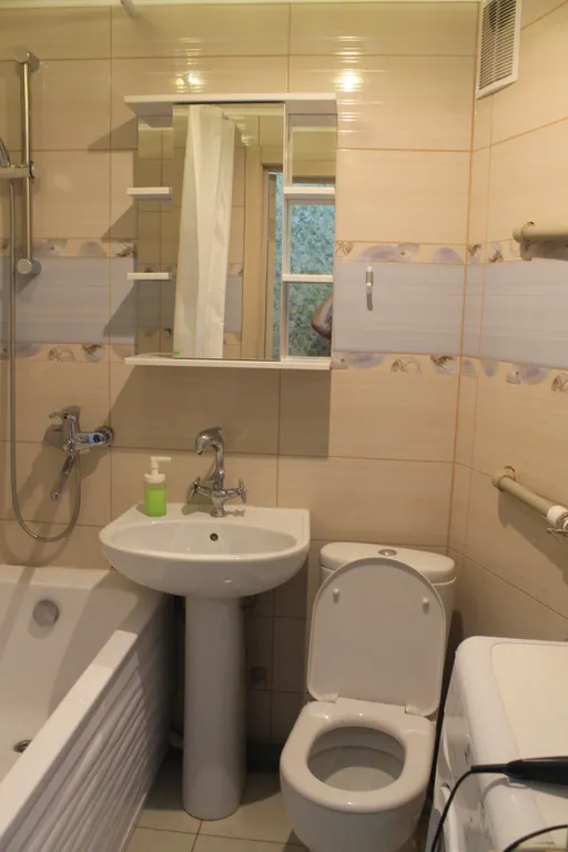 Рядом РДКБ, Кардиоцентр, НИИ Глазных болезней, в 20 минутах от центра