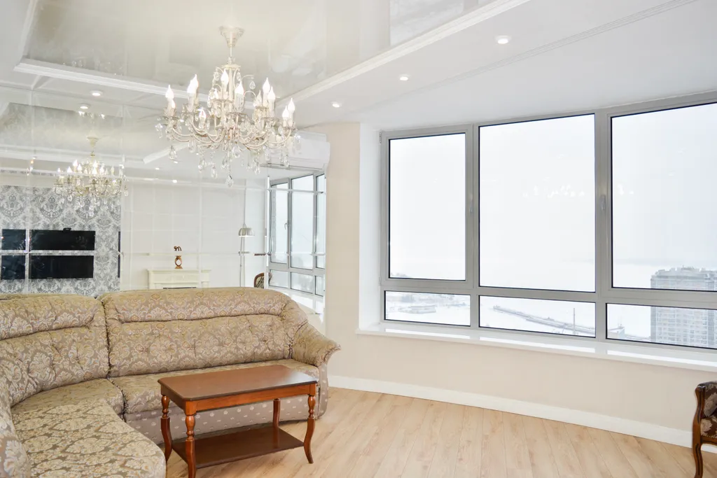 Апартаменты с панорамными окнами на залив