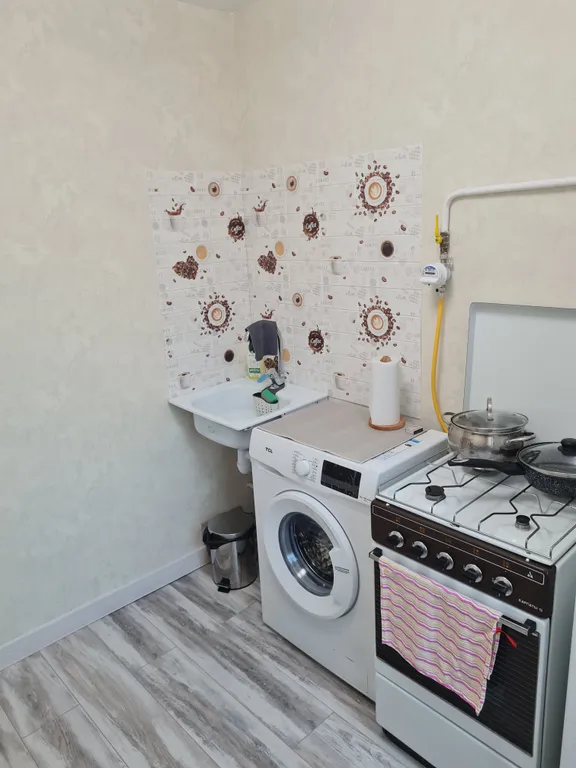 Стильная квартира с большой кроватью.