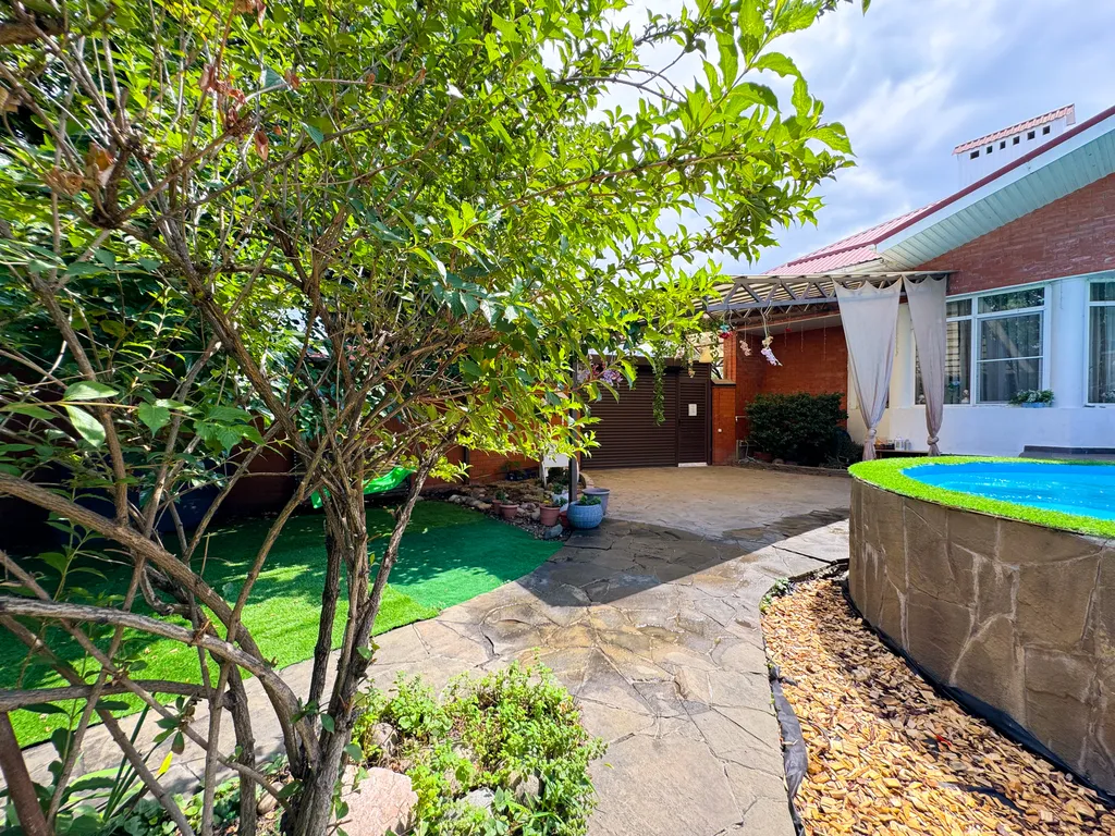 Дом с бассейном у парка Галицкого