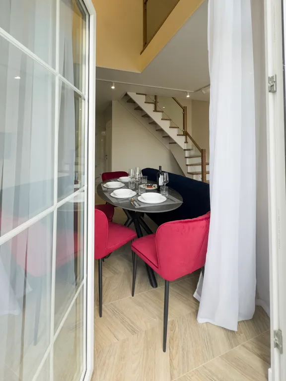 Дизайнерские 2-уровневые апартаменты в 5 минутах от моря