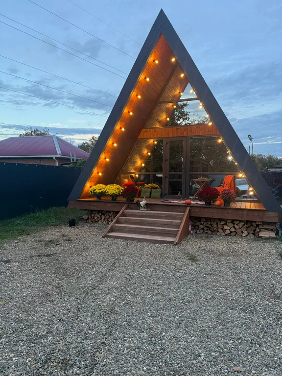 Деревянный дом шале на берегу озера и выходом на реку Кубань