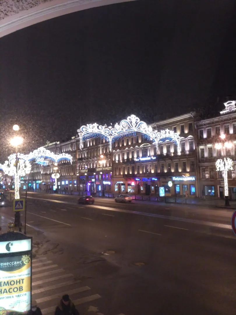 Вид на украшенный к Рождеству Невский проспект.