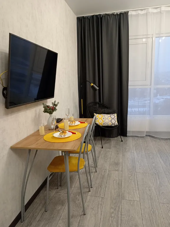 Уютная квартира с панорамными окнами и видом на озеро