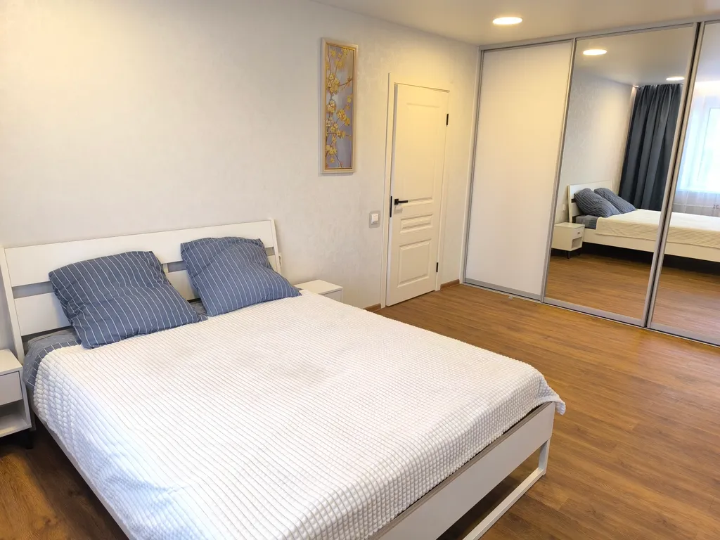 Светлая квартира с просторной кухней недалеко от центра