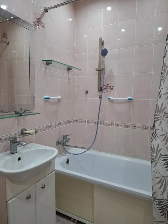 Дом с навесом возле реки