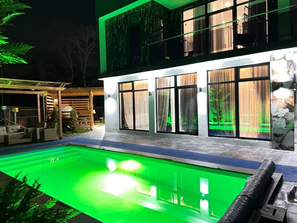 Дом с баней и теплым бассейном