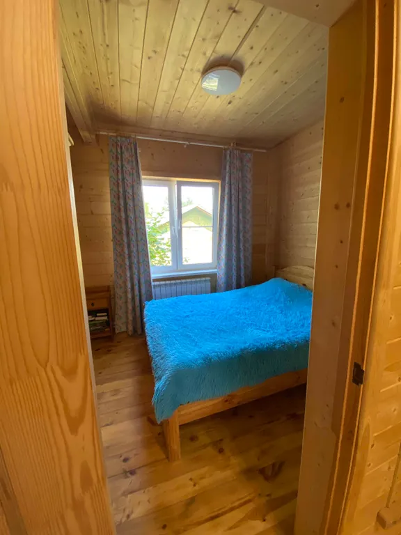 Деревянный дом на берегу реки с беседкой