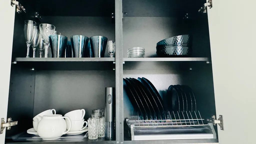 Апартаменты с панорамными окнами на лес и море и роскошным двором