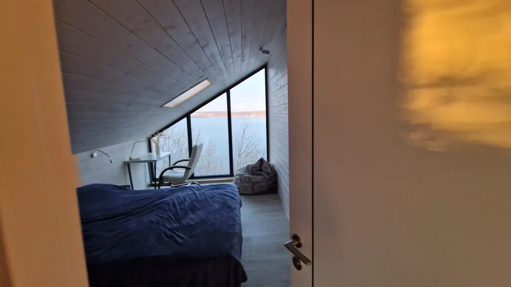 Коттедж Маврикий с сауной и видом на озеро