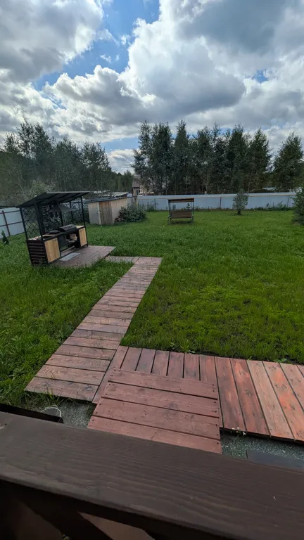 Новый коттедж возле соснового леса