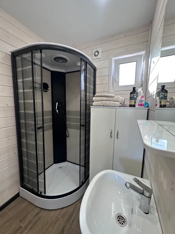 Дом с банным чаном на берегу реки Вожа