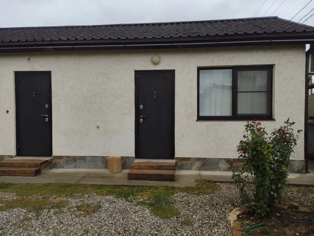 Уютный четырехместный номер с отдельными кроватями.