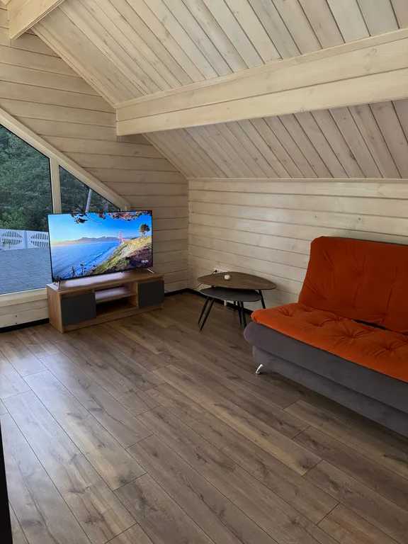 Уютный дом у реки