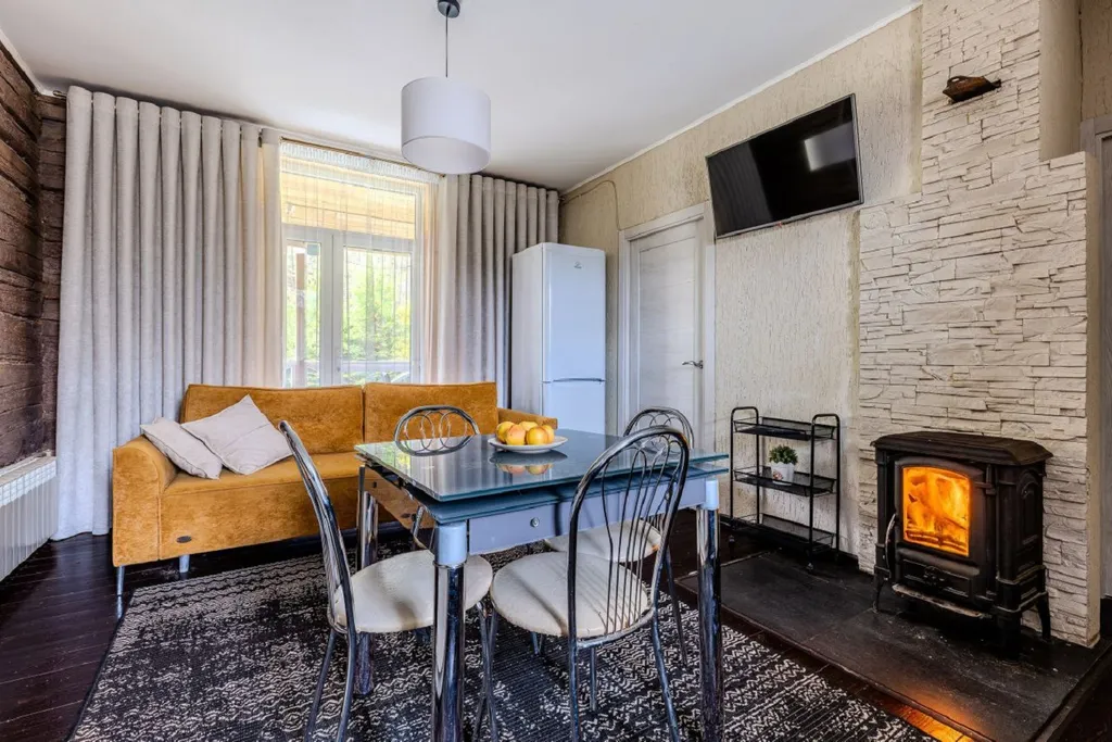 Уютный загородный коттедж у пруда с камином и террасой