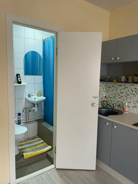 Небольшая новая студия с балконом в центре Воронежа