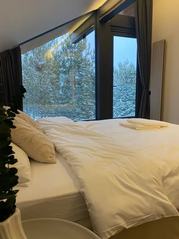 Премиальный загородный дом с теплым бассейном, на берегу