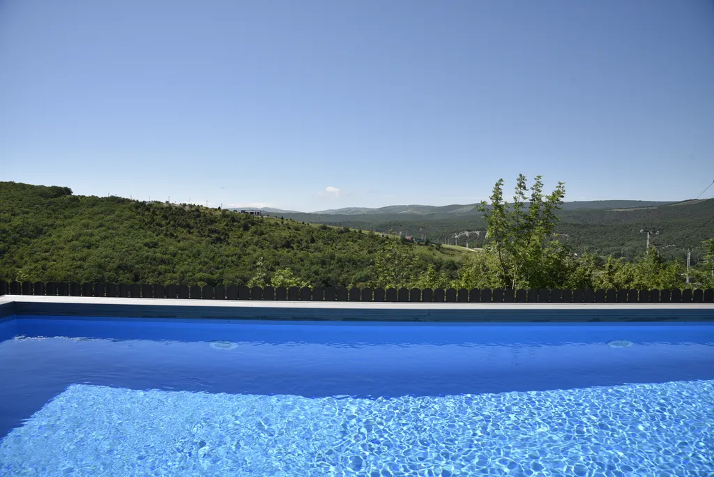 Уютный коттедж с теплым бассейном и видом на холмы Б.Утриша