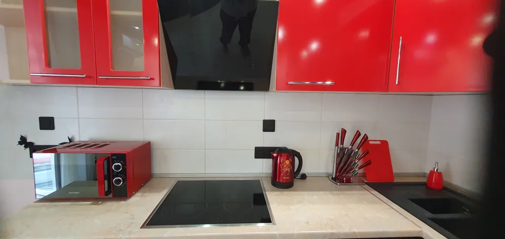 Уютная студия с отдельной спальной зоной, рядом с Иртышом