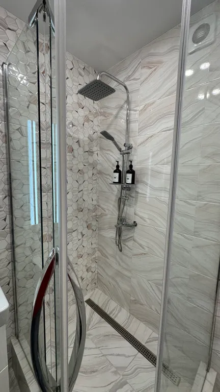 Современная студия с уютным интерьером в центре