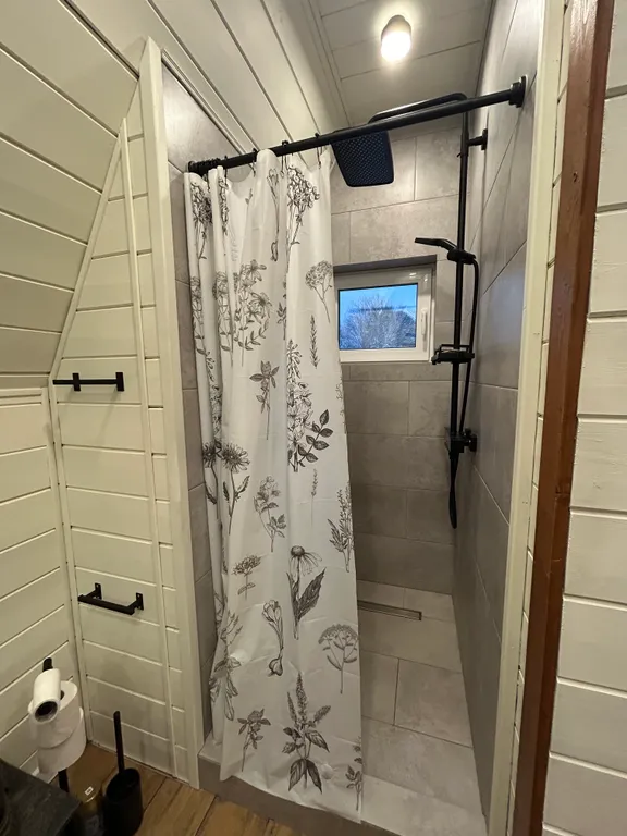 Современный треугольный эко дом