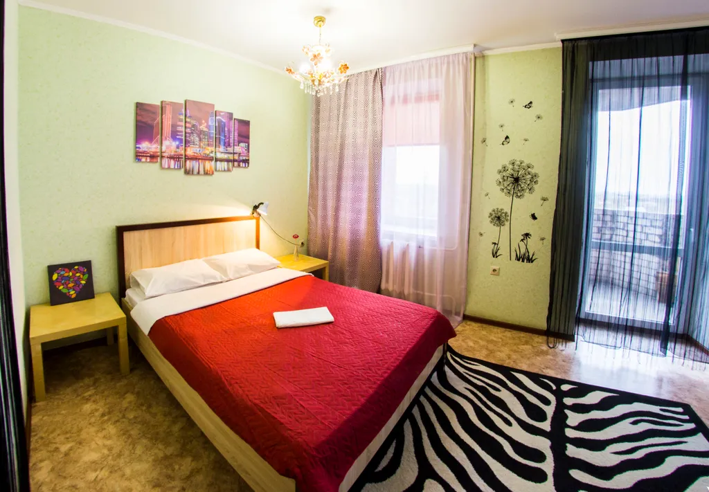 Студия с яркой кухней