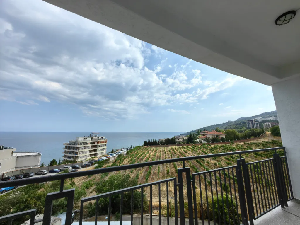 Светлая евро-квартира с видом на море и горы — аренда посуточно в Ливадия