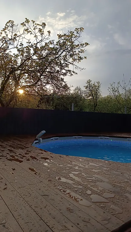 Большой деревянный треугольный дом (афрейм) с видом на бештау