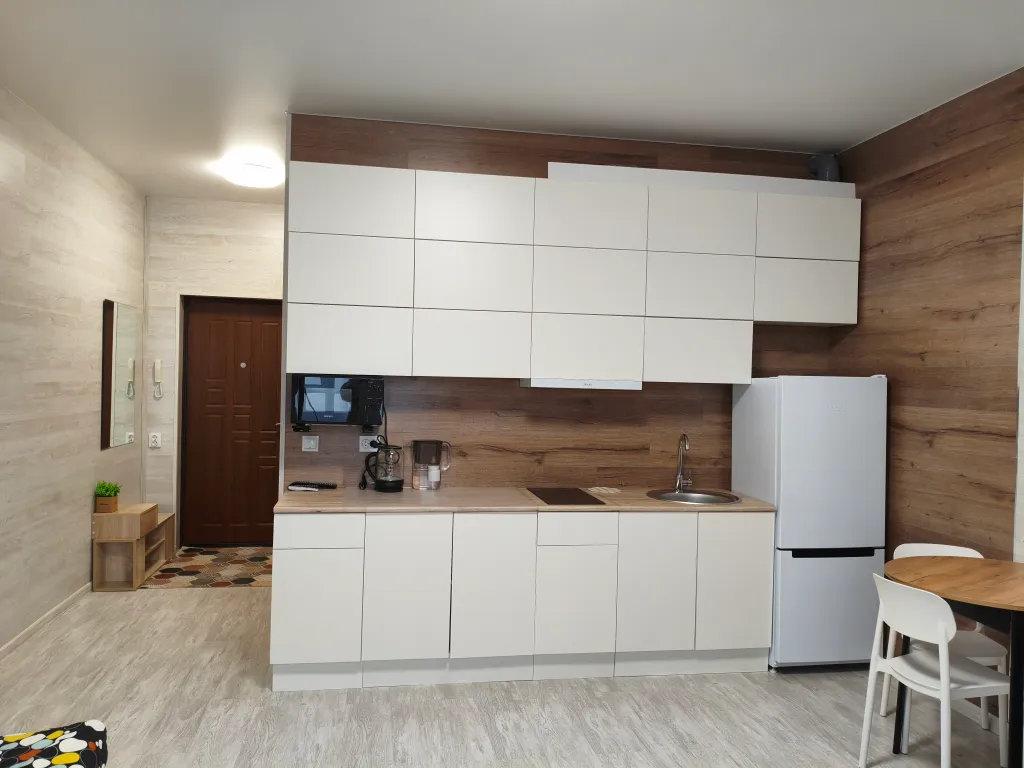 Светлая уютная студия с качелями и панорамным видом с балкон