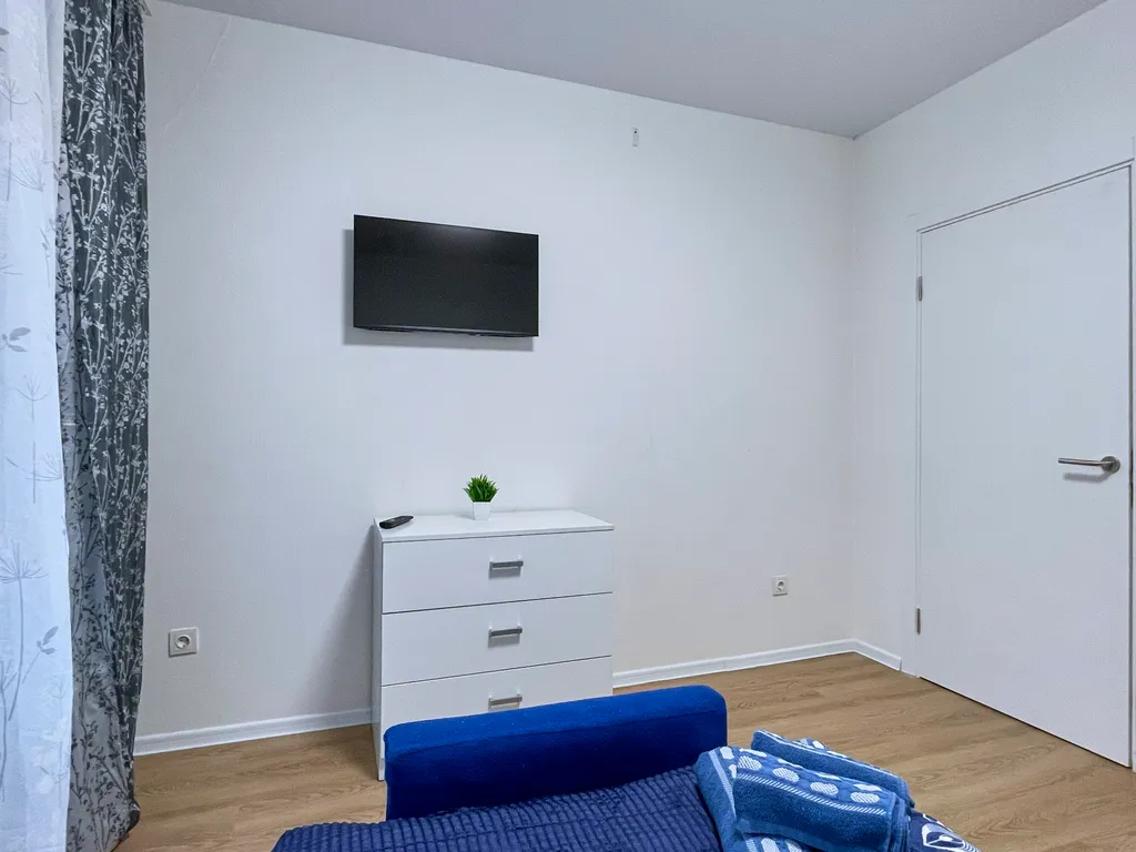 Уютная светлая трешка кухня отдельно, 2 балкона