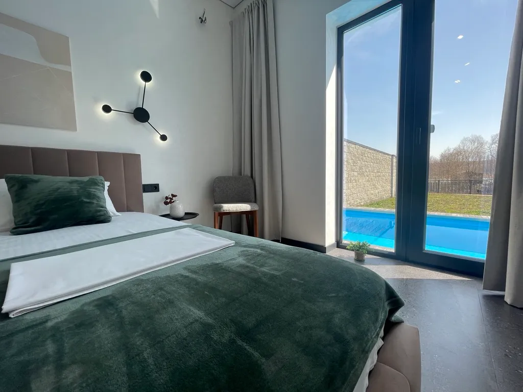 Загородный дом с бассейном