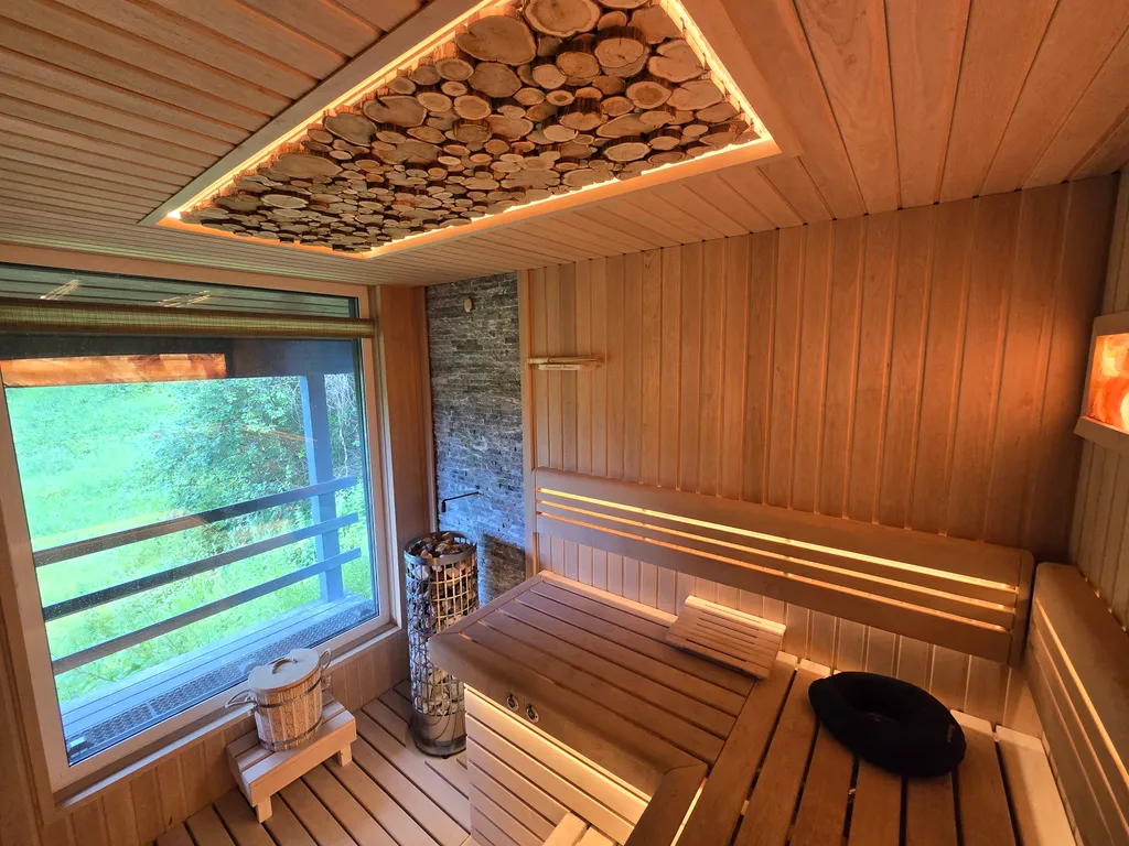 Дом у пруда