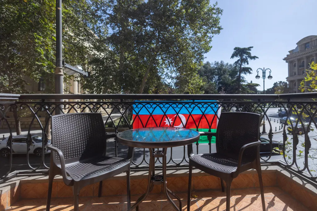 Квартира с видом на бульвар в центре города