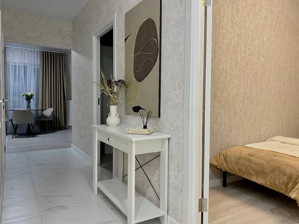 Трехкомнатная квартира Mocha Mousse недалеко от вокзала